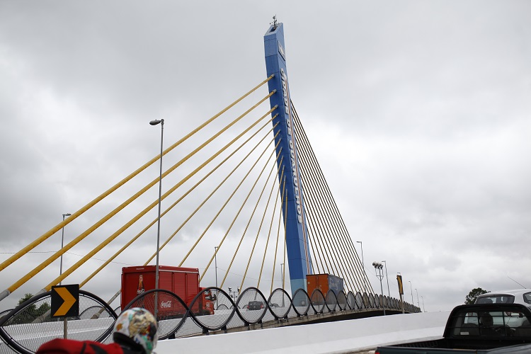 Ponte estaiada de Guarulhos ao entardecer — atendimento rápido em toda a cidade